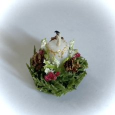 画像1: ミニチュア　松ぼっくり＆赤い花のセンターピース (1)