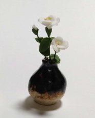 画像1: ミニチュアフラワー 椿花瓶入り・白B黒壺 (1)