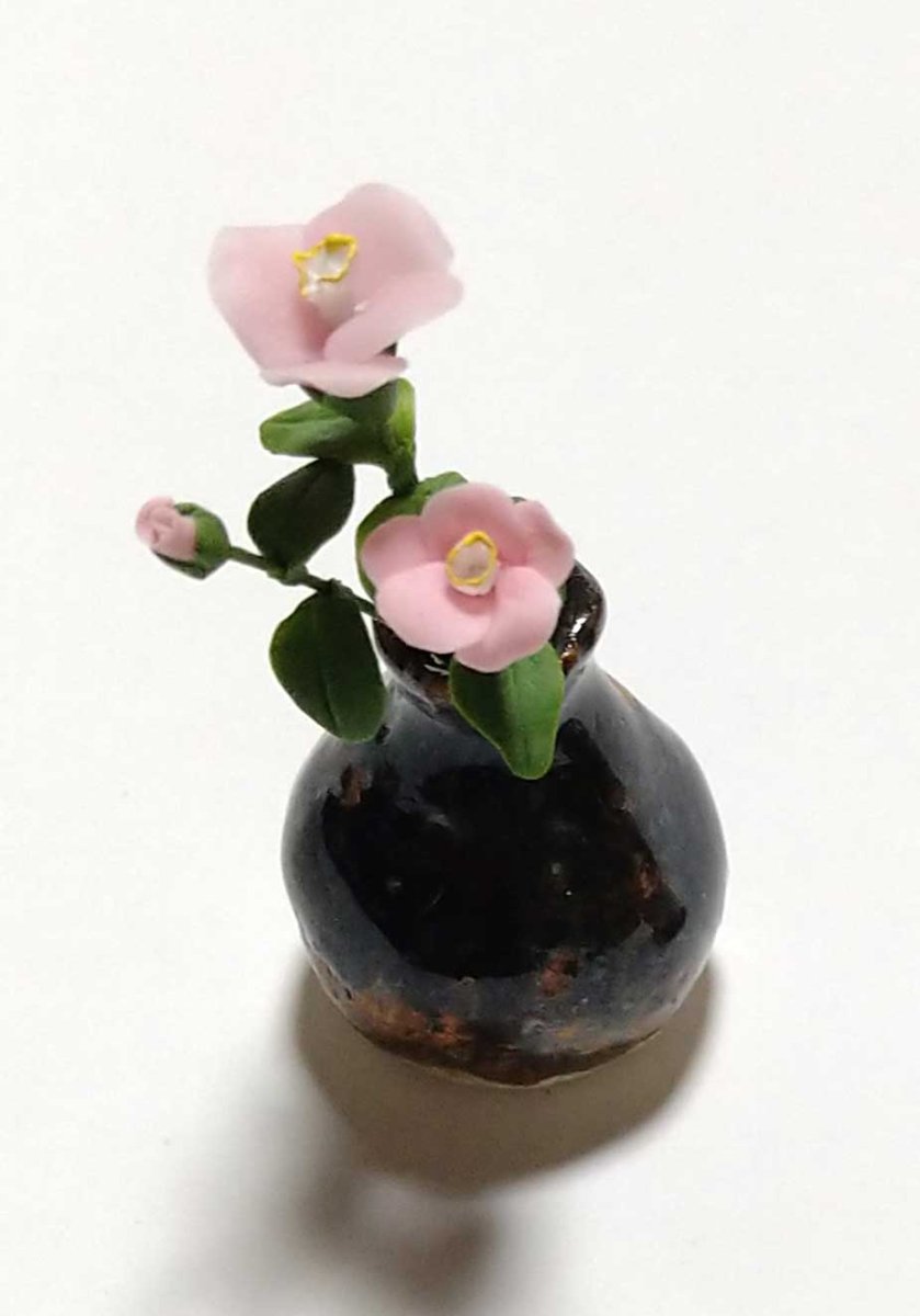 画像2: ミニチュアフラワー 椿花瓶入り・ピンクB黒壺 (2)