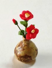 画像1: ミニチュアフラワー 椿花瓶入り・赤Aベージュ壺 (1)