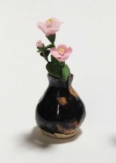 画像1: ミニチュアフラワー 椿花瓶入り・ピンクB黒壺 (1)