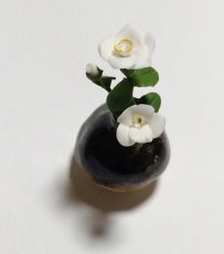 画像2: ミニチュアフラワー 椿花瓶入り・白B黒壺 (2)
