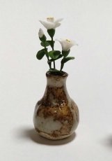画像1: ミニチュアフラワー 椿花瓶入り・白A (1)
