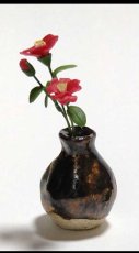 画像1: ミニチュアフラワー 椿花瓶入り・赤B黒壺 (1)