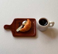 画像1: ミニチュア・ コーヒーとクロワッサンセット　トレイ付き (1)
