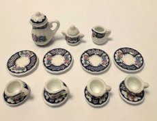 画像2: ミニチュア食器 陶器ティーセット15点セット  ブルーフラワー網かけ (2)