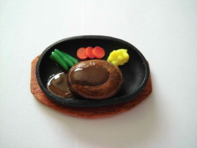 画像1: ミニチュアフード ハンバーグステーキ・鉄板皿 (1)
